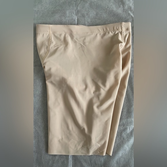 ✨SOLD ✨ Uniqlo Beige Shapewear Shorts -S/XS - Picture 3 of 4